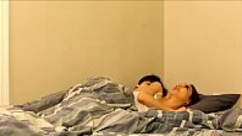 หนัง18+พี่น้องฝรั่งเรื่องดัง ถ่ายหนังโป๊เย็ดกันจริงในห้องนอน พี่สาวสงสัยคันหีตั้งดูแอบดูควยนักชายในห้องน้ำ ก่อนนอนก็เลยชวนน้องชายแอบเย็ดก่อนพ่อแม่มาถึงบ้าน