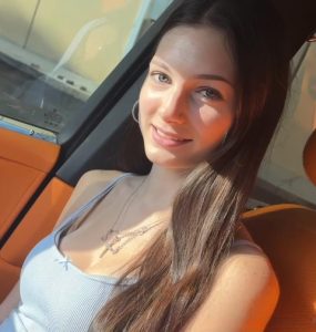 คลิปโป๊18+ Beautiful petite 23 years old Sophie Tyler is getting fucked in a car