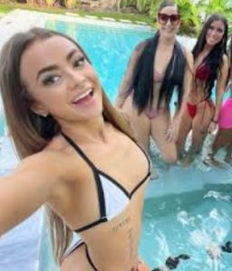 คลิปโป้ฝรั่ง Gorgeous face and a freaky mind Nikki Nicole